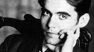 ...Contra el libro no valen persecuciones. Ni los ejércitos, ni el oro, ni las llamas pueden contra ellos; porque podéis hacer desaparecer una obra, pero no podéis cortar las cabezas que han aprendido de ella.    Federico García Lorca. | 