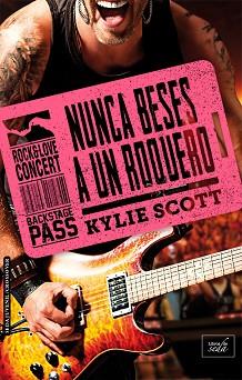 NUNCA BESES A UN ROQUERO (STAGE DIVE-4) | 9788416550715 | SCOTT, KYLIE