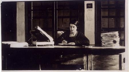 María Moliner, la mujer que escribió sola y a lápiz un diccionario dos veces más largo que el DRAE. | 